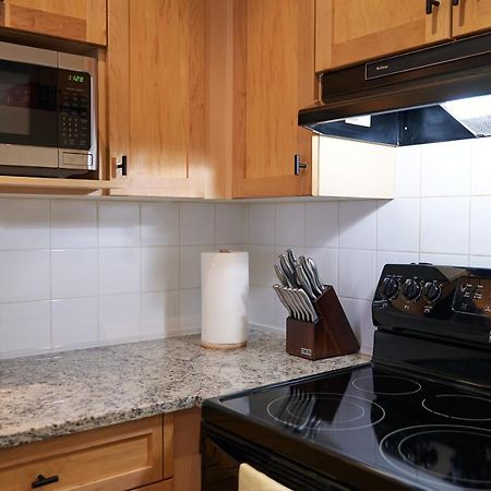 Apartamento Mtn View Escape With King Size Bed With Outdoor Pool - Banff Pass Included! Canmore Exterior foto