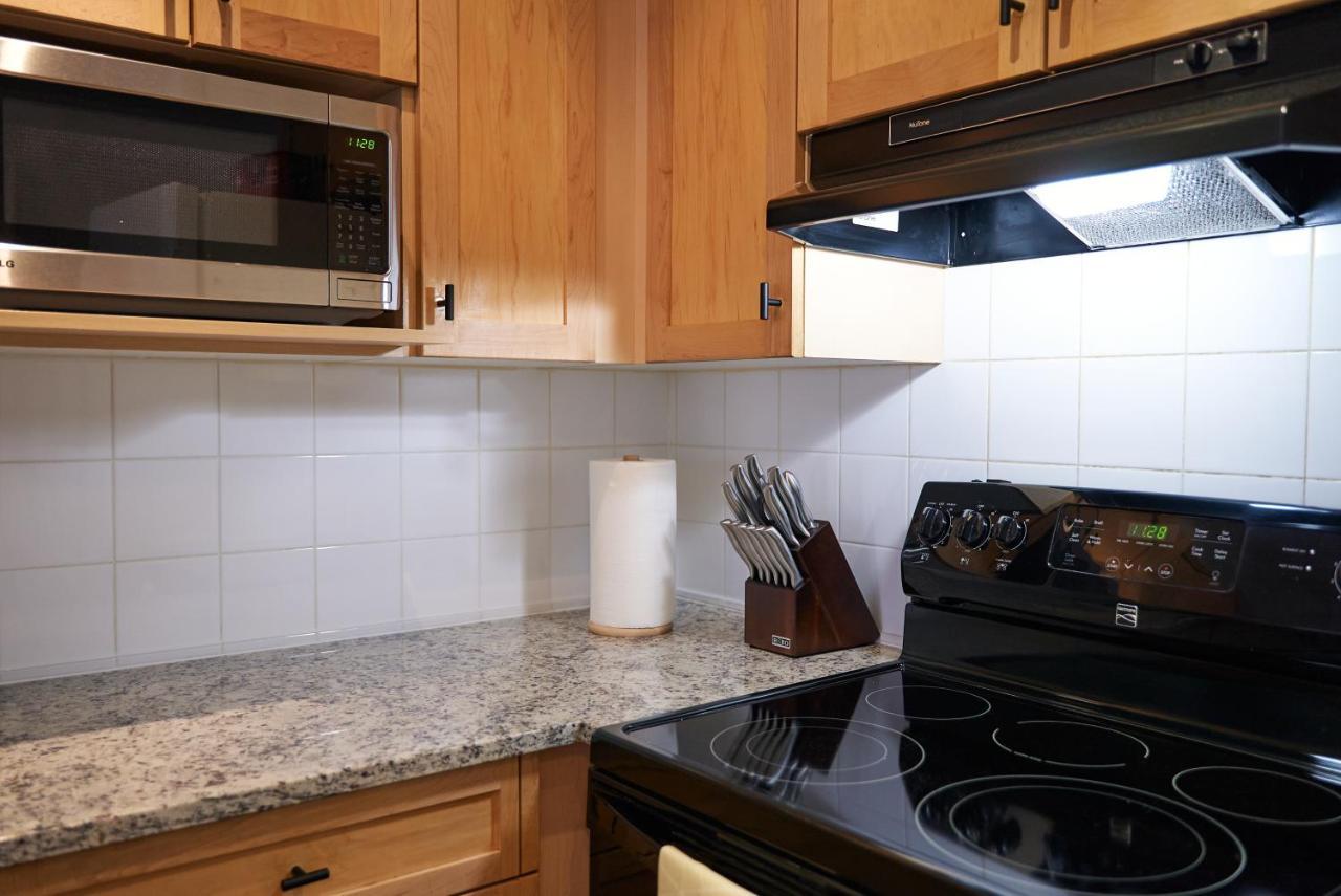 Apartamento Mtn View Escape With King Size Bed With Outdoor Pool - Banff Pass Included! Canmore Exterior foto