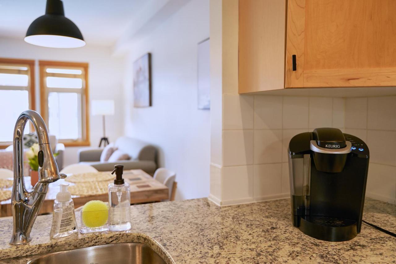 Apartamento Mtn View Escape With King Size Bed With Outdoor Pool - Banff Pass Included! Canmore Exterior foto