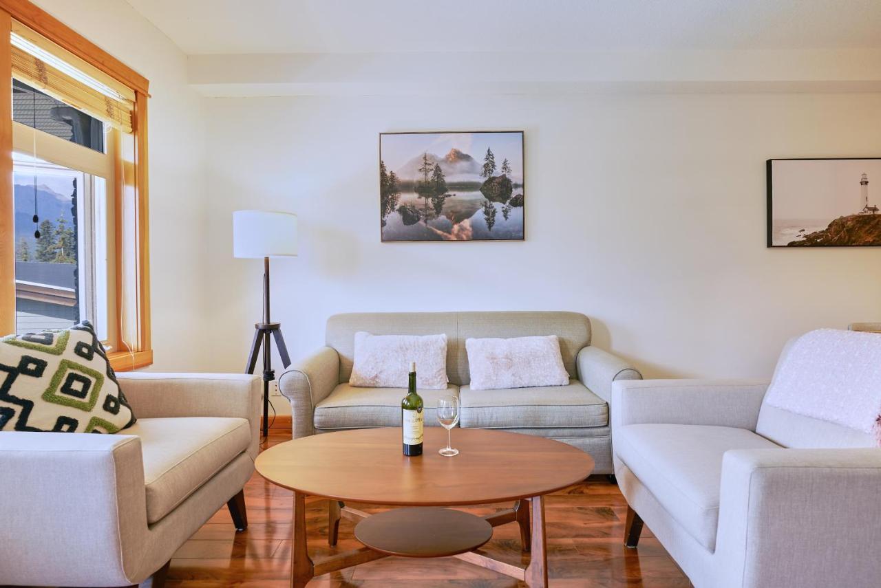Apartamento Mtn View Escape With King Size Bed With Outdoor Pool - Banff Pass Included! Canmore Exterior foto