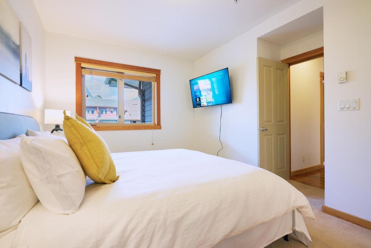 Apartamento Mtn View Escape With King Size Bed With Outdoor Pool - Banff Pass Included! Canmore Exterior foto