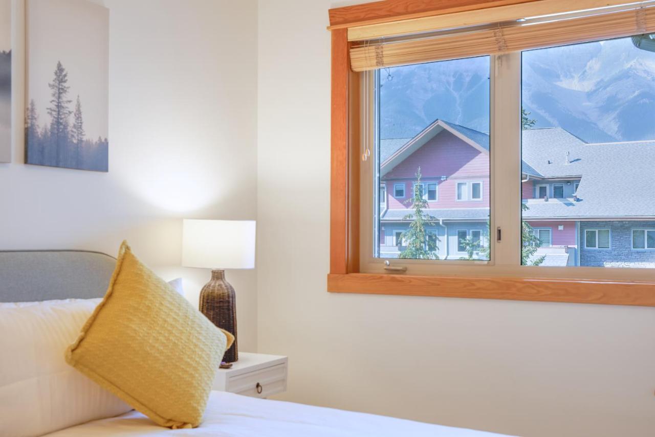 Apartamento Mtn View Escape With King Size Bed With Outdoor Pool - Banff Pass Included! Canmore Exterior foto