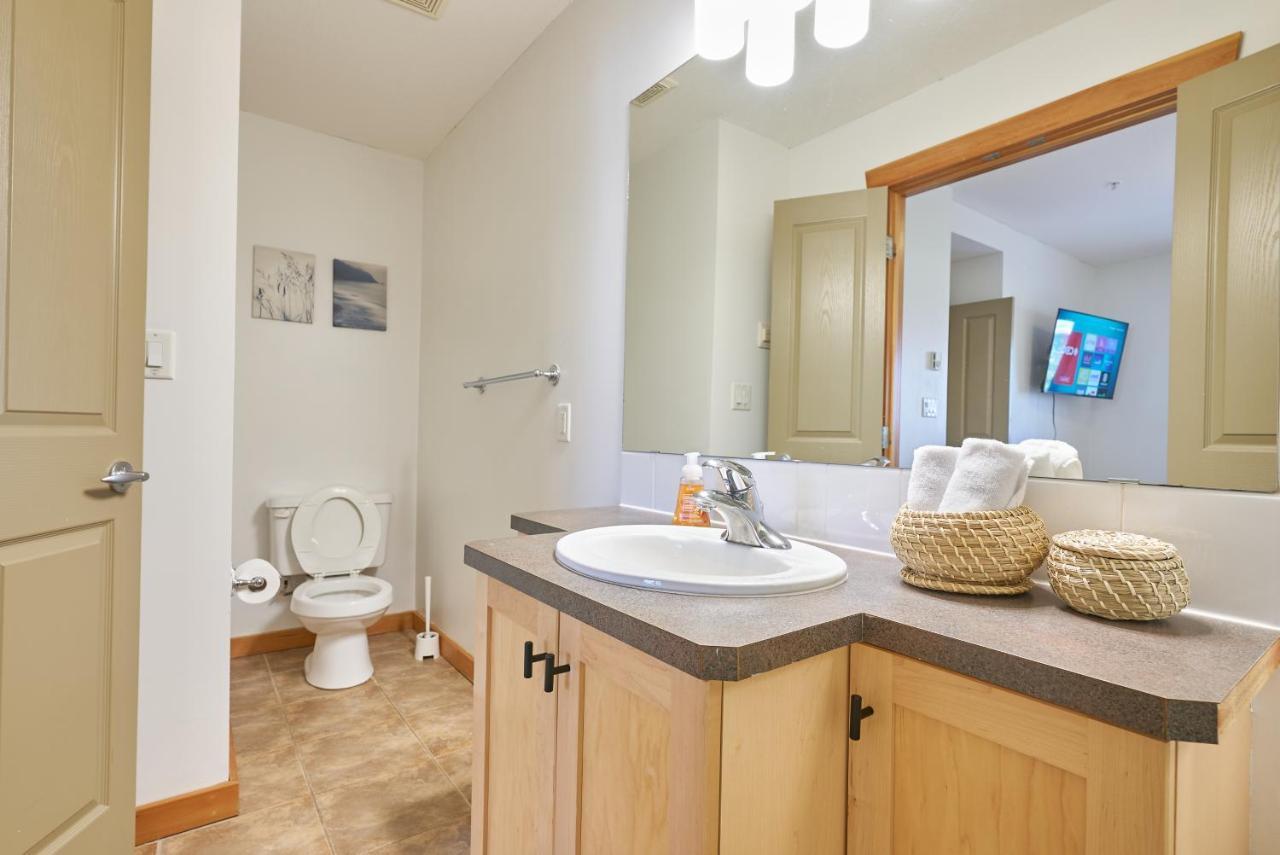 Apartamento Mtn View Escape With King Size Bed With Outdoor Pool - Banff Pass Included! Canmore Exterior foto