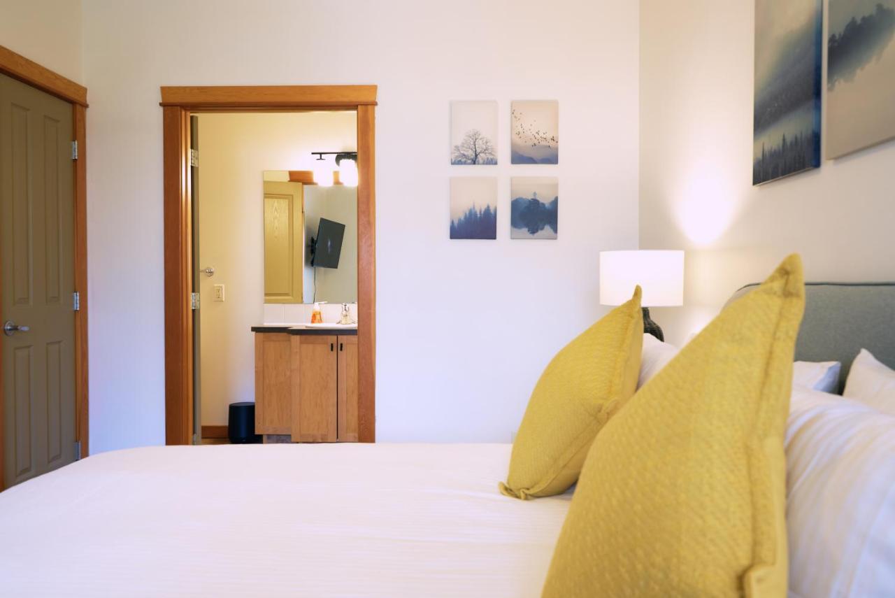 Apartamento Mtn View Escape With King Size Bed With Outdoor Pool - Banff Pass Included! Canmore Exterior foto