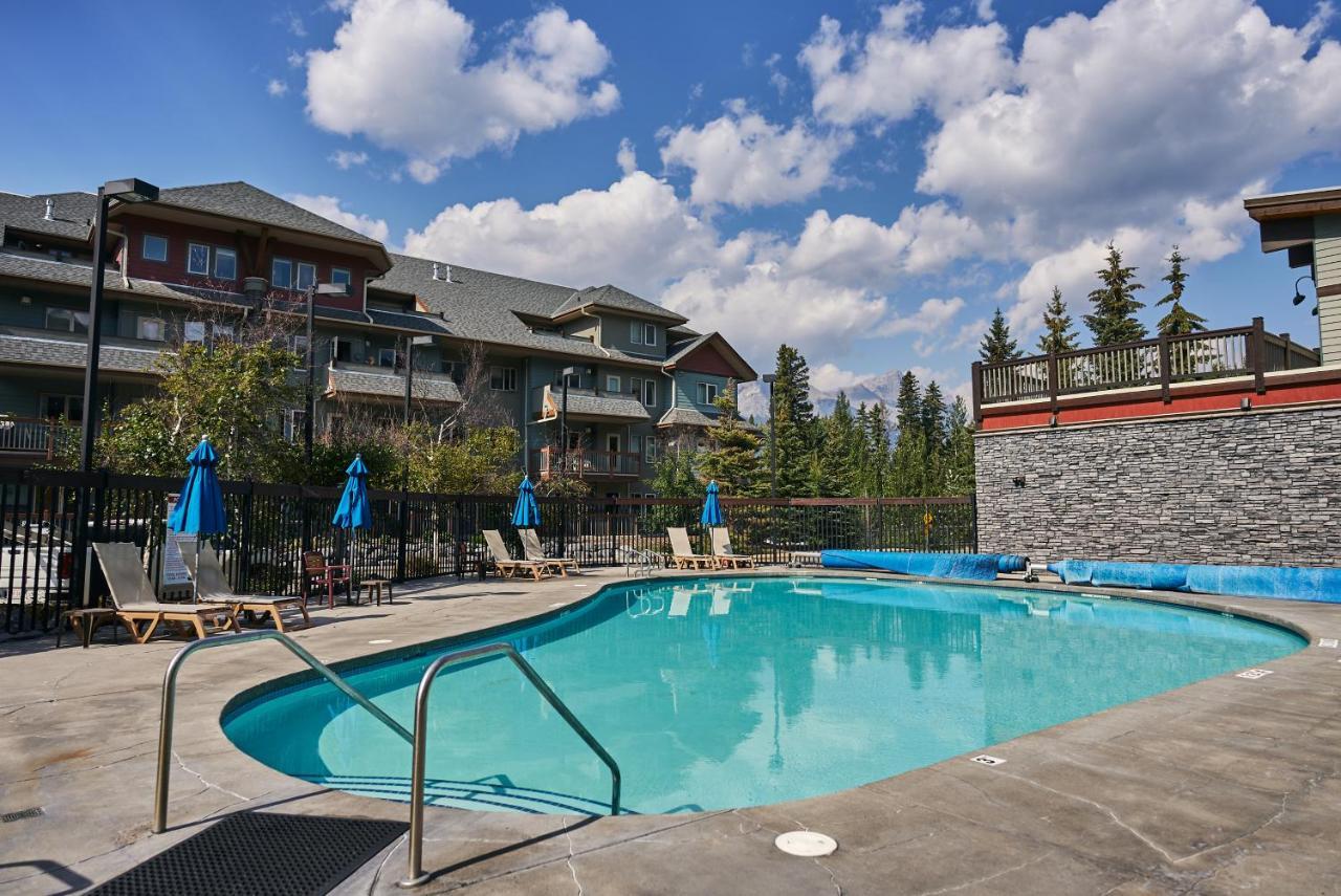 Apartamento Mtn View Escape With King Size Bed With Outdoor Pool - Banff Pass Included! Canmore Exterior foto